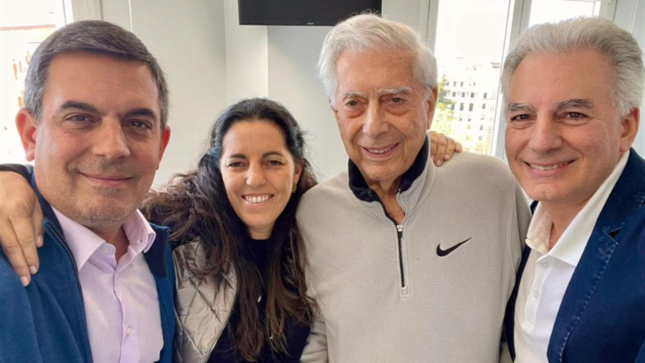 Mario Vargas Llosa y sus hijos