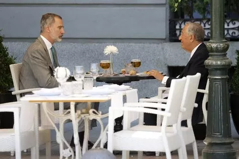 Felipe VI comiendo