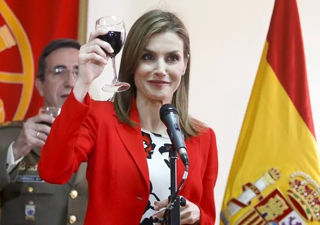 Letizia Ortiz bebiendo