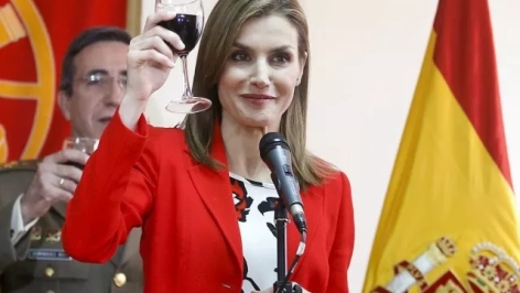 Letizia Ortiz bebiendo