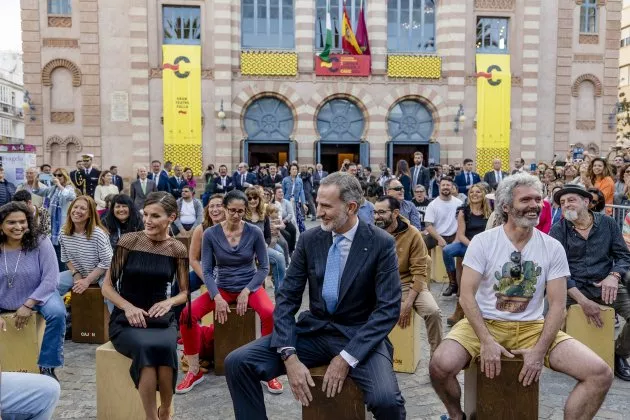 Felipe VI tocando un cajón flamenco