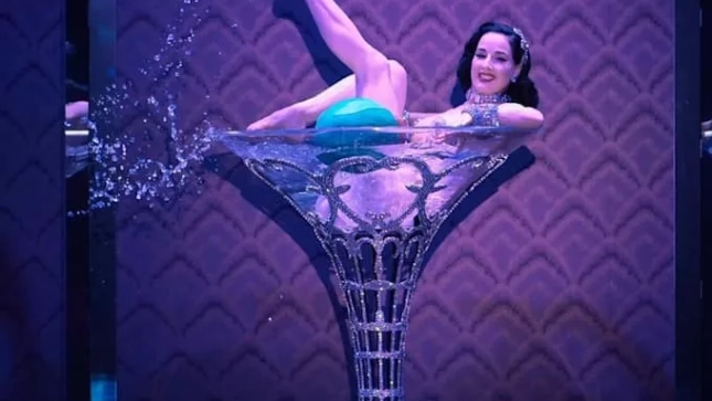 Dita Von Teese en el Baile de la Rosa