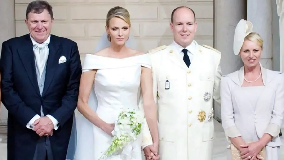 Charlene de Mónaco en su boda con Alberto y su madre Lynette Humberstone Wittstock a la derecha