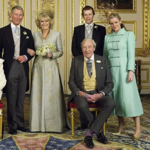 Carlos III junto a la familia de Camilla Parker Bowles