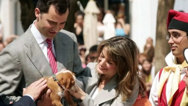 Felipe y Letizia con un perro