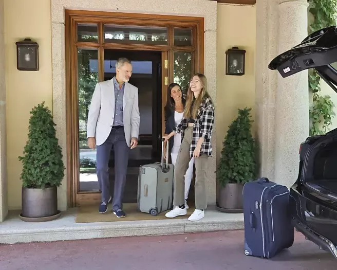 Sofía junto a sus padres en Gales