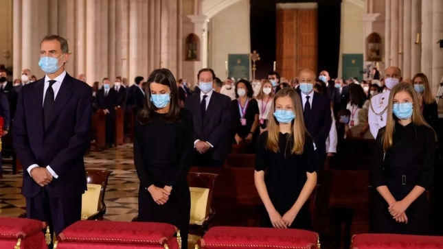 Los reyes y sus hijas en la iglesia