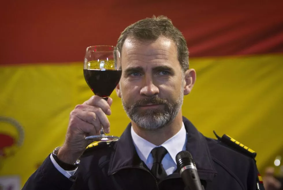 Felipe VI brindando