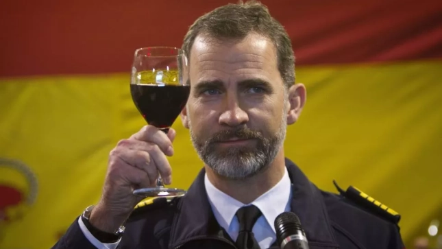 Felipe VI brindando