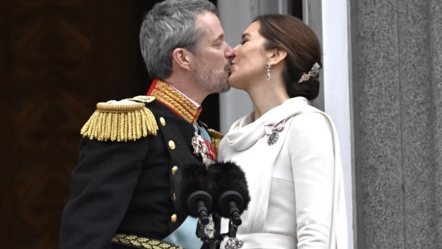 El beso de Federico de Dinamarca y su esposa Mary | Gtres