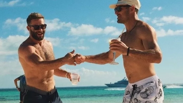 Julian Edelman y un amigo en la playa | Instagram