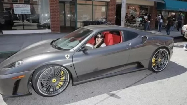 Kim Kardashian y su Ferrari